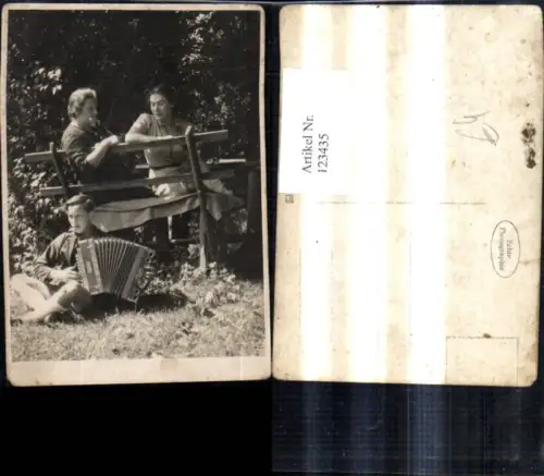123435,Foto Ak Frauen m. Jungen Mann Ziehharmoniker Theater Musik
