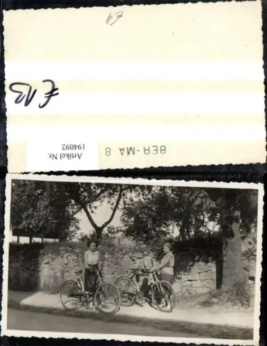 194092,Foto Fahrrad Fahrräder Rad Frauen Kind v. Steinmauer