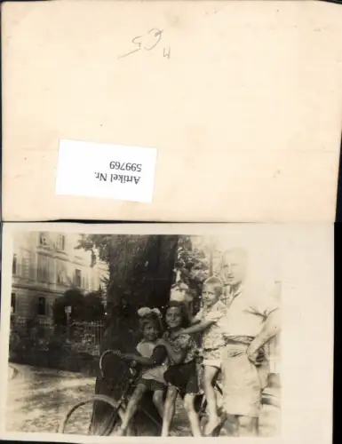 599769,Foto Ak Mann m. Kinder Fahrrad Rad b. Baum