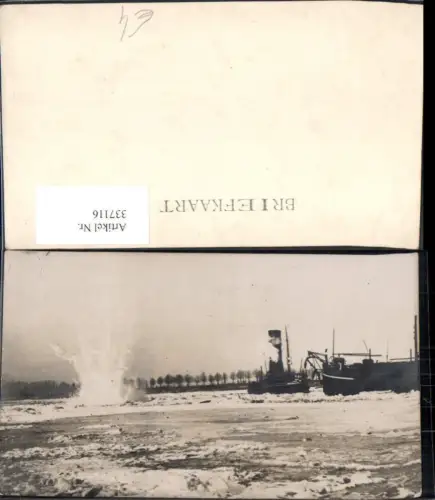 337116,Foto Ak Hochseeschiff Schiff Eisbrecher Explosion im Wasser