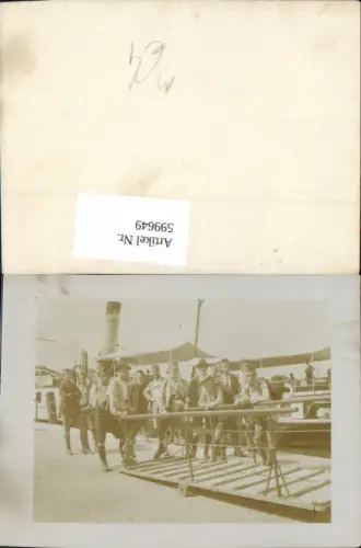 599649,Foto Schiff Binnenschiff Dampfer Buben Jungen i. Vordergrund