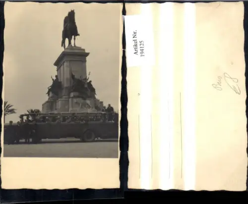 194125,Foto Ak Autobus Reisebus Bus v. Denkmal m. Personen