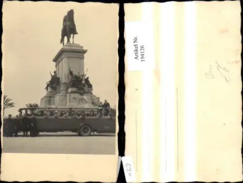 194126,Foto Ak Autobus Reisebus Bus v. Denkmal m. Personen