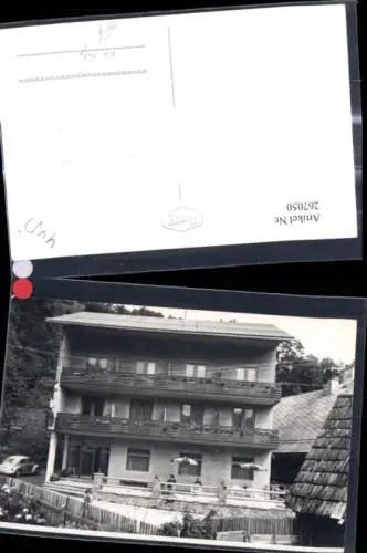 267050,Foto Ak Personenwagen Auto VW Käfer b. Haus Hotel