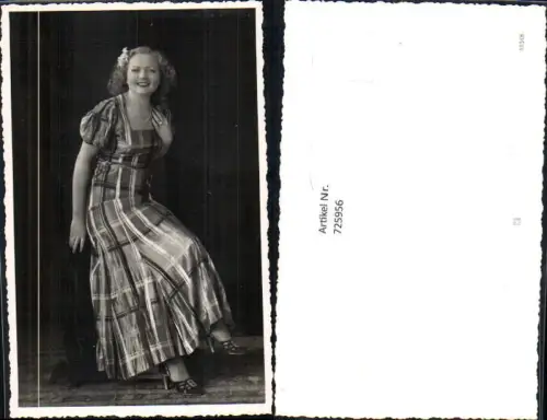 725956 Foto-AK Lachende Frau Kleid Atelier Foto Mode
