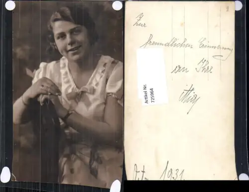 725964 Foto-AK Frau lacht Kleid Stuhl Sessel 1931 Mode
