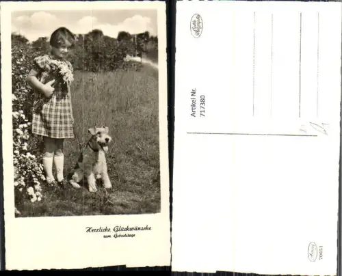 717380 Foto AK Kind Mädchen mit Hund Terrier Geburtstag Blumen