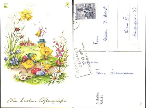 726161 Ostern Vermenschlichte Küken mit Rückenkorb Hut Blumen Dorf i. Hintergrund