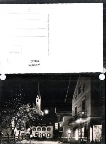718330 Foto AK Kirchberg in Tirol Dorfstraße im Winter b. Nacht Kirche VW Käfer Gasthof Unterem Rain