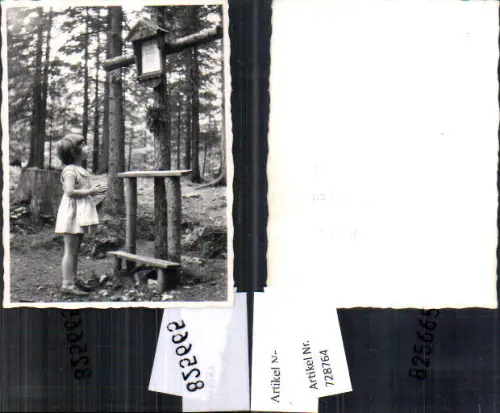 728764 Foto Mädchen betet am Kreuz im Wald Wegkreuz Marterl