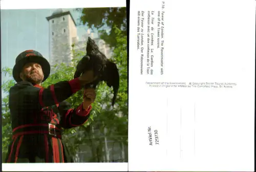 729730 Tower of London The Ravenmaster with one of the Tower ravens Rabe Great Britain