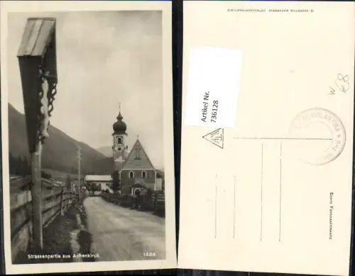 736128 Foto AK Straßenpartie aus Achenkirch Achensee Wegkreuz Kirche
