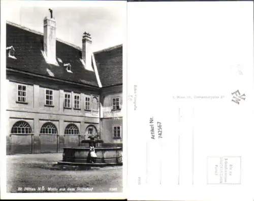 742567 Foto AK St Pölten Motiv a. d. Stiftshof Brunnen