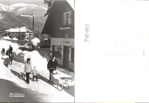 746943 Foto AK Gosau Straßenpartie Salzkammergut Frau Kinderwagen Schlitten im Winter