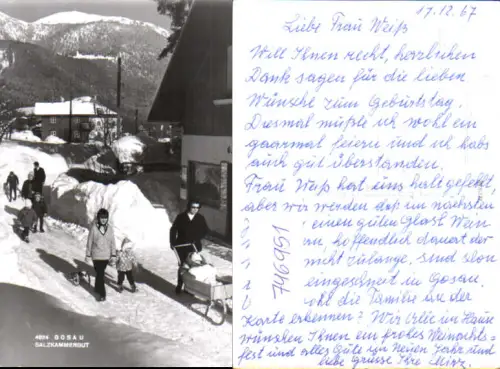 746951 Foto AK Gosau Straßenpartie Salzkammergut Frau Kinderwagen Schlitten im Winter