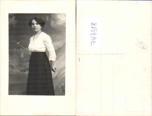747318 Foto AK Frau Kleid Mode Spazierstock Halskette