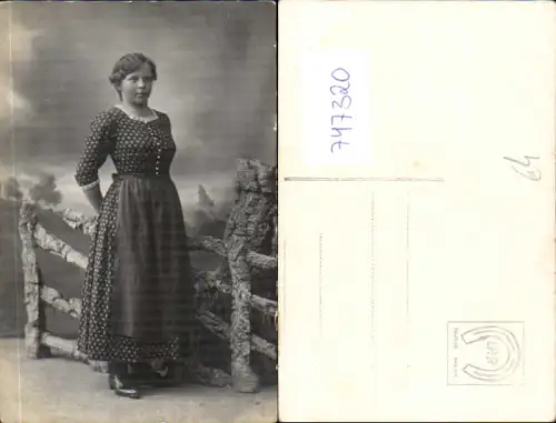 747320 Foto AK Junge Frau Kleid Dirndl Tracht