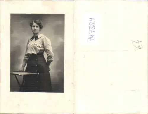 747324 Foto AK Frau Mode Uniform stehend