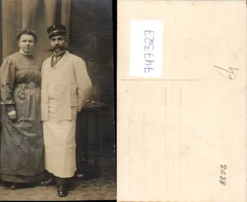 747327 Foto AK Frau Hausdame Mann Chauffeur Hut Uniform