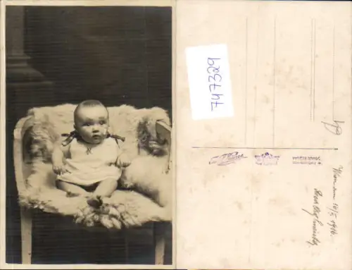 747329 Foto AK Kleinkind Baby Kleid auf Stuhl Fell sitzend Wien 1916