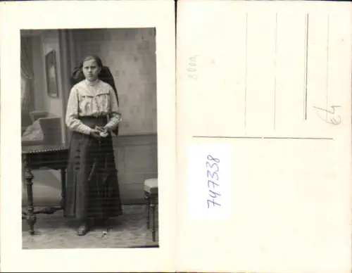 747338 Foto AK Frau Tracht Regenschirm Schwarzes Seidentaft Kopftuch