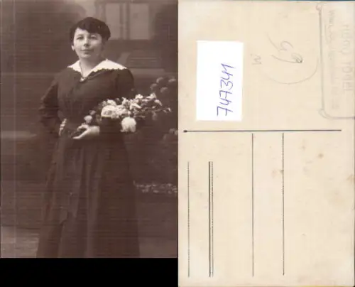 747341 Foto AK Frau Kleid Brosche Blumenstrauß in der Hand Hugo Tügel Wien