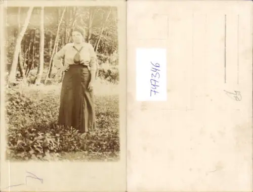 747346 Foto AK Frau im Wald Garten stehend