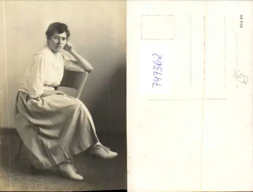 747362 Foto AK Frau Mode auf Stuhl sitzend