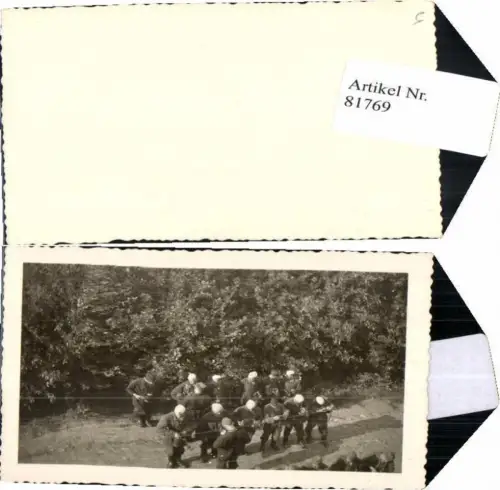 81769,WW2 Foto Panzer Grenadiere bei Reinigen