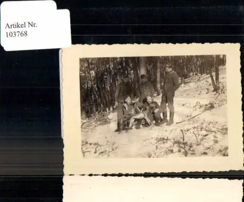103768,Wehrmacht Soldaten m. Reh erlegtem Wild