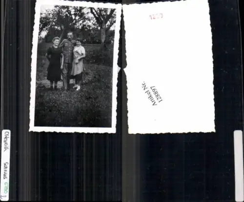 128897,Foto Wehrmacht Soldat m. Frauen Uniform
