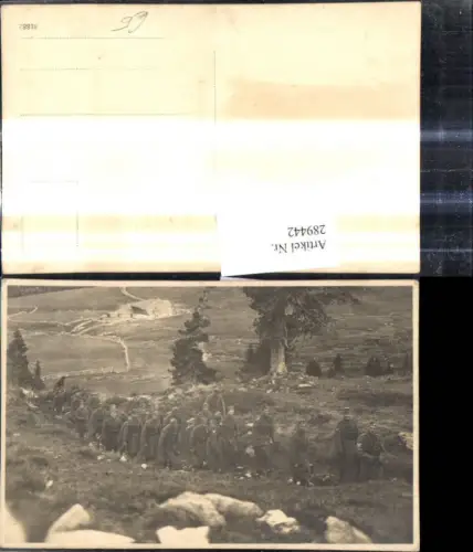 289442,Foto Ak WW2 Soldaten Uniform Marsch d. Landschaft im Gefecht