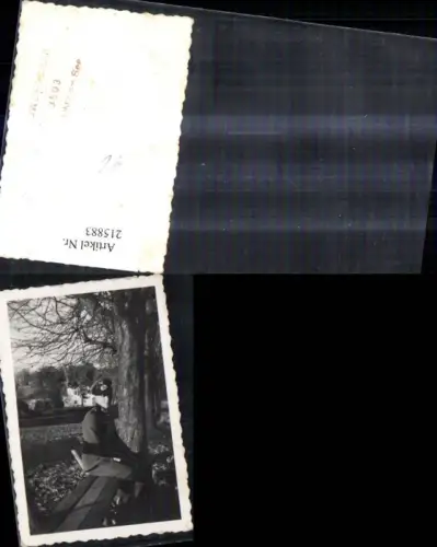 215883,WW2 Foto Wehrmacht Soldat Uniform a. Bank Baum