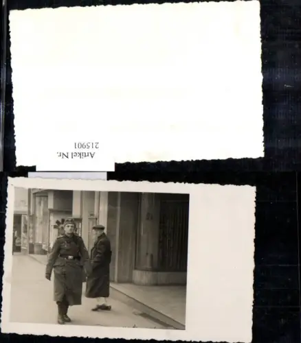 215901,WW2 Foto Wehrmacht Soldat Uniform m. Mann Mantel