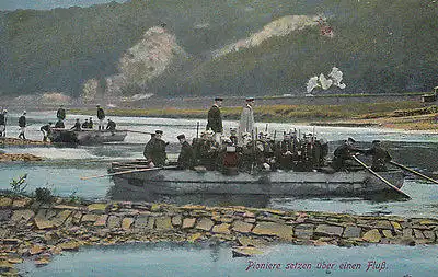 AK Pioniere setzen über einen Fluß ungel 1918 Militär 1. Weltkrieg