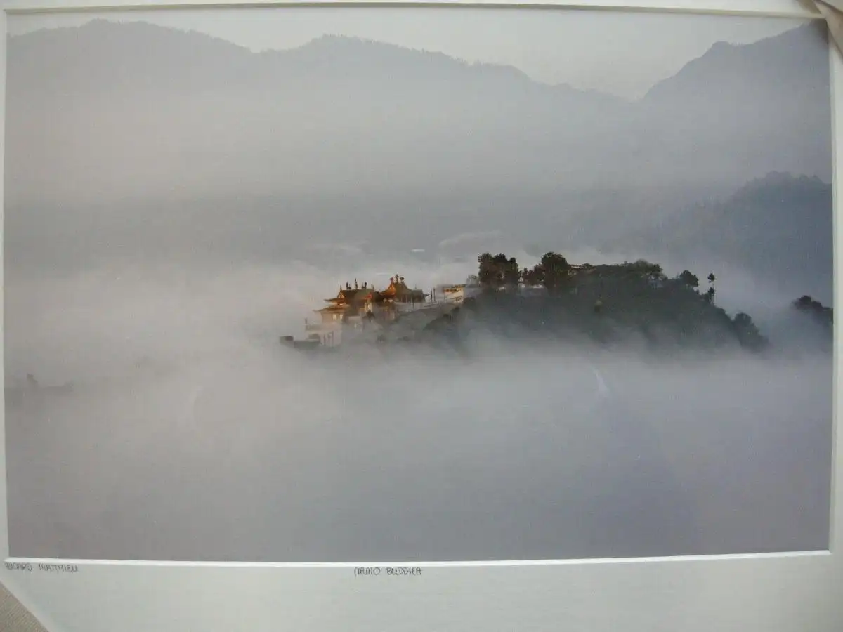 Matthieu Ricard Namo Buddha Kloster Nepal Farbfotographie Yellow Korner 2009 sig 2
