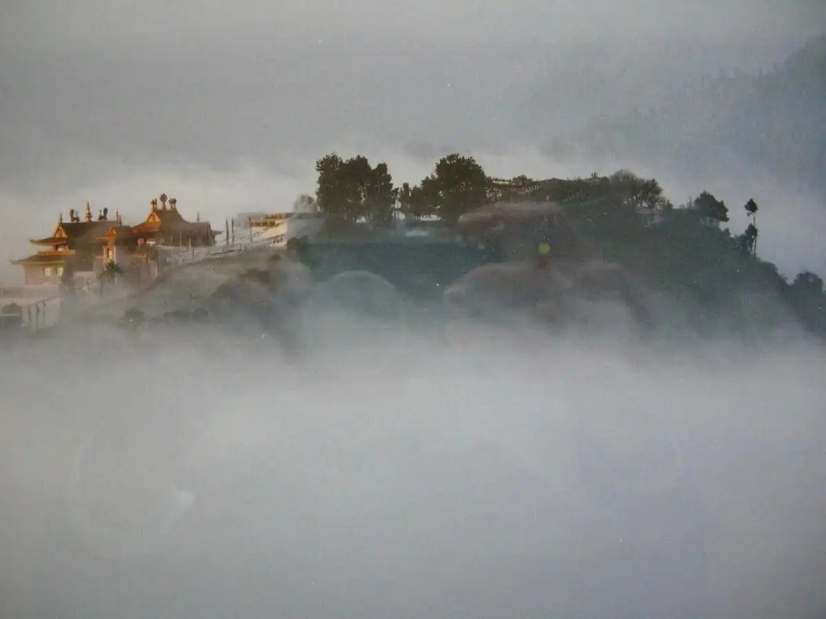 Matthieu Ricard Namo Buddha Kloster Nepal Farbfotographie Yellow Korner 2009 sig 3