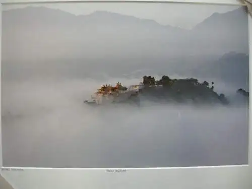 Matthieu Ricard Namo Buddha Kloster Nepal Farbfotographie Yellow Korner 2009 sig