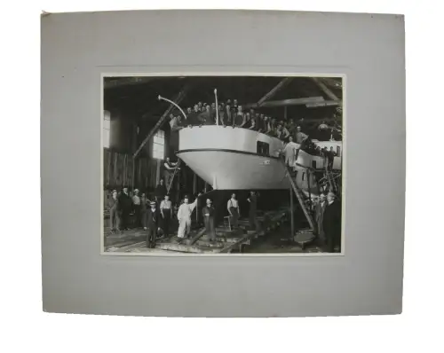 Schiffswerft Schiff vor dem Stapellauf Werftarbeiter Albumin um 1900