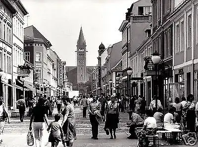 Echtfoto, Potsdam, Klement-Gottwald-Str. mit Kath. Kirche, belebt, um 1985
