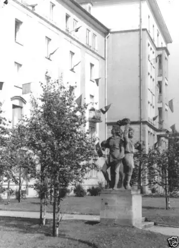 Foto im Ansichtskarte-Format, Dresden, Grunaer Str., Gruppenplastik "Junge Pioniere", 1975