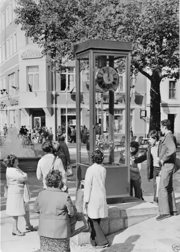 AK, Dresden, Str. der Befreiung, Neue Standuhr, belebt, 1980