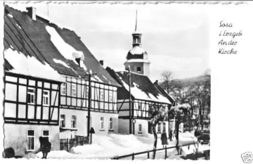 AK, Sosa Erzgeb., winterl. Straßenpartie m. Kirche 1966