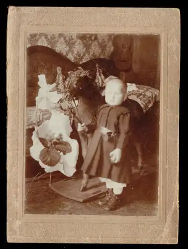 Aufgezogenes Echtfoto, Kleinkind mit Spielpferd, um 1902