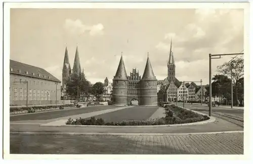 Ansichtskarte, Lübeck, Platz mit Holstentor, Marien- und Petrikirche, um 1940