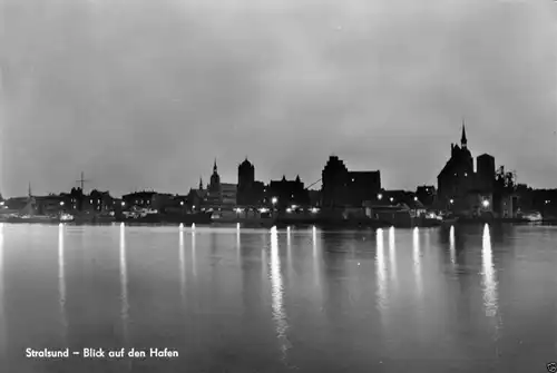 AK, Stralsund, Blick auf den Hafen, Nachtansicht, 1971