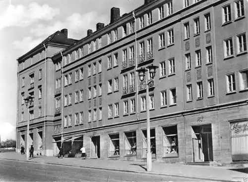 AK, Plauen Vogtl., Bahnhofstr. mit neuerbauten Wohnblocks, 1957