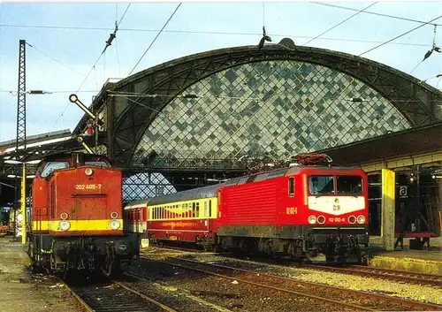 AK, Dresden, Bahnhof Dresden Neustadt, E-Lok mit IC 538 und Diesellok, 1993