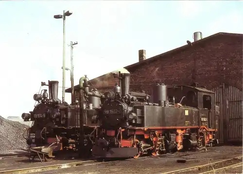 AK, Mügeln, Schmalspurbahn Oschatz - Kemmlitz, Loks vor dem Lokschuppen, 1989