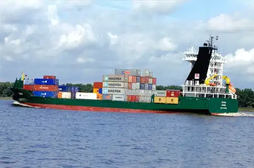Echtfoto, Containerschiff "Iduna", auf der Elbe, 2010